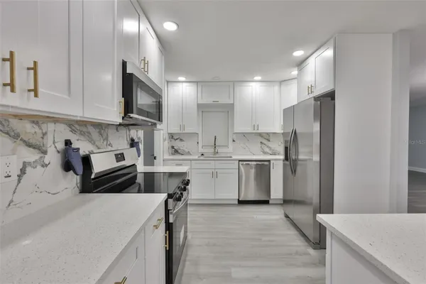 Property Slideshow image 2 of 61 | 1007 strawpocket pl, Sun City Center, FL, 33573