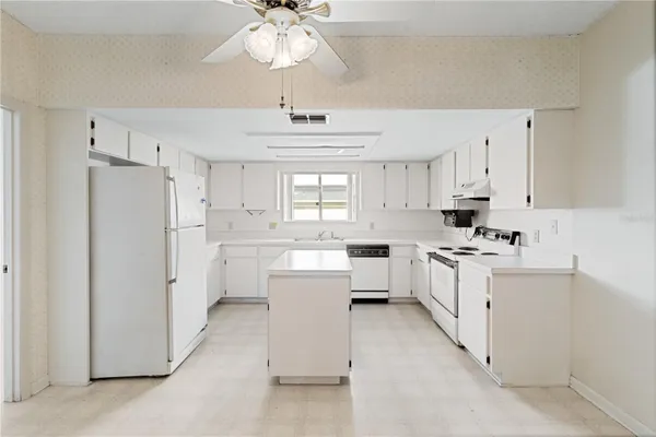 Property Slideshow image 2 of 37 | 3433 glen abbey ln, Lakeland, FL, 33810