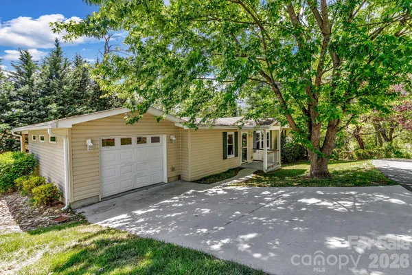 Property Slideshow image 3 of 31 | 405 deerfield ct, Hendersonville, NC, 28792