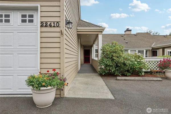 Property Slideshow image 2 of 40 | 22410 se 42nd ter 2224, Issaquah, WA, 98029