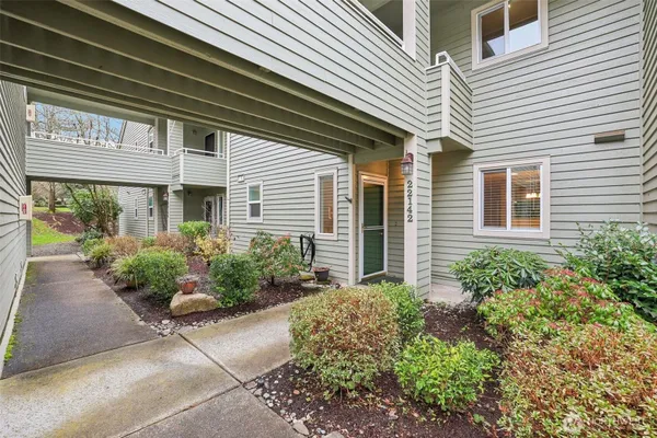 Property Slideshow image 3 of 38 | 22142 se 40th ln 1121, Issaquah, WA, 98029