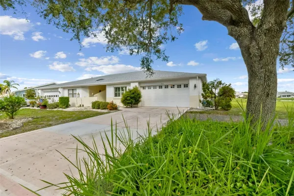 Property Slideshow image 2 of 28 | 912 e del webb blvd, Sun City Center, FL, 33573