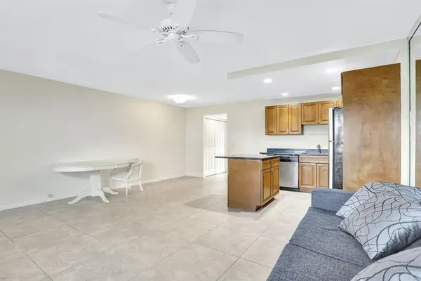 Property Slideshow image 3 of 38 | 275 markham m # 275, Deerfield Beach, FL, 33442