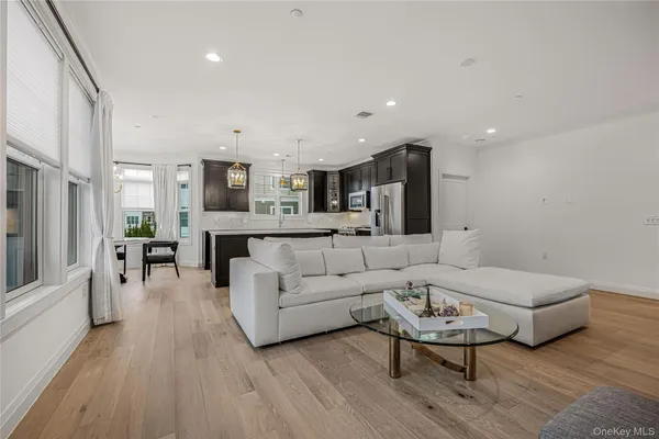 Property Slideshow image 3 of 29 | 21105 aspenwood dr 275, Oyster Bay, NY, 11803