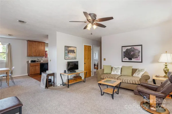 Property Slideshow image 3 of 25 | 103 oakwood pl apt 4, Hendersonville, NC, 28792