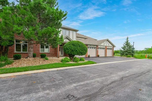 Property Slideshow image 3 of 23 | 6242 kallsen dr 2, Tinley Park, IL, 60477