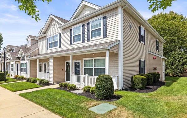 Property Slideshow image 2 of 20 | 1002 willow ln, Valley Stream, NY, 11580