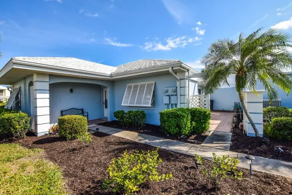 Property Slideshow image 2 of 57 | 437 wexford cir 79, Venice, FL, 34293