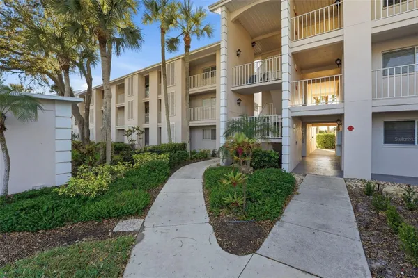 Property Slideshow image 2 of 28 | 437 cerromar ln 520, Venice, FL, 34293