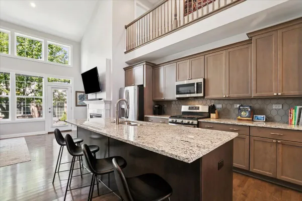 Property Slideshow image 2 of 24 | 1814 torrey pkwy, Libertyville, IL, 60048