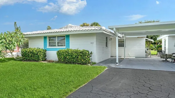 Property Slideshow image 3 of 44 | 1523 lakeside dr 15, Venice, FL, 34293