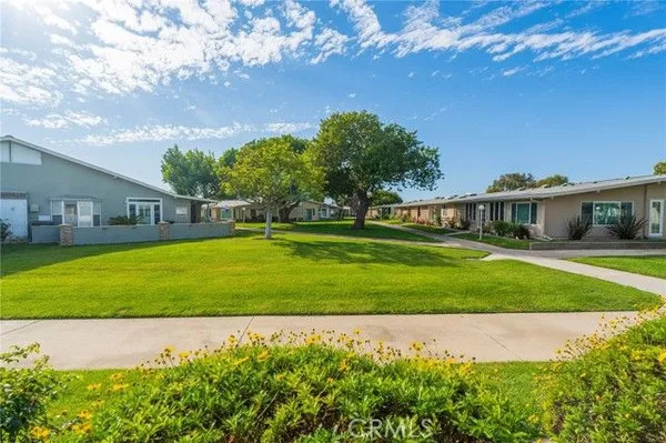 Property Slideshow image 2 of 27 | 1681 tam o shanter rd m12 10h, Seal Beach, CA, 90740
