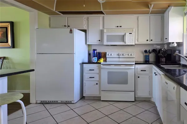 Property Slideshow image 3 of 29 | 4550 cove cir apt 406, St Petersburg, FL, 33708