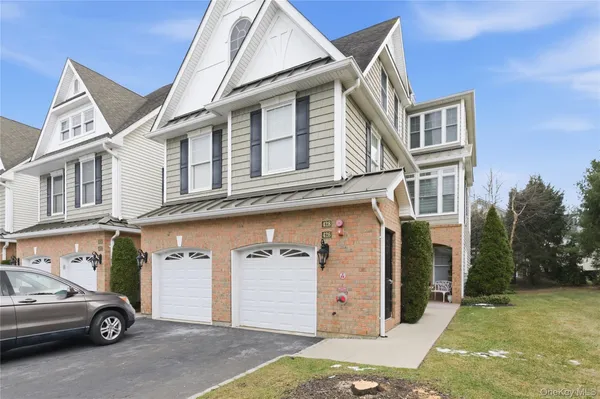 Property Slideshow image 2 of 42 | 428 trotting ln # 428, Westbury, NY, 11590