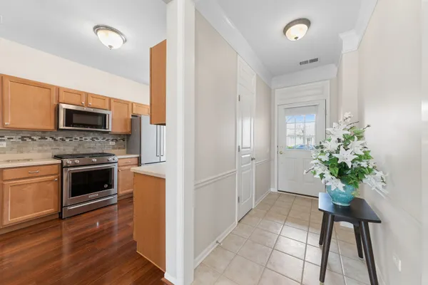 Property Slideshow image 2 of 30 | 2486 harvest vly, Elgin, IL, 60124