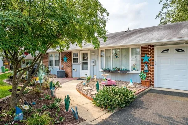 Property Slideshow image 2 of 34 | 1052 shetland dr, Lakewood Twp., NJ, 08701