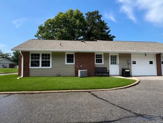 Property Slideshow image 3 of 20 | 66 enfield ct b, Brookhaven, NY, 11961