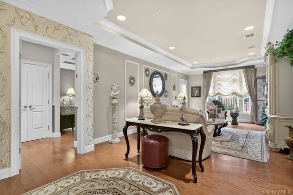 Property Slideshow image 3 of 35 | 366 roosevelt way, North Hempstead, NY, 11590