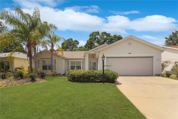 Property Slideshow image 2 of 22 | 25339 crestwater dr, Leesburg, FL, 34748