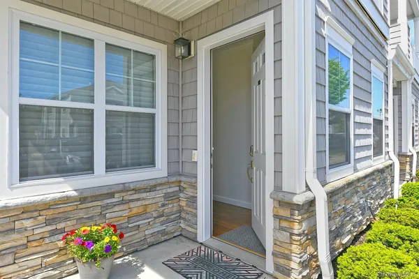 Property Slideshow image 2 of 39 | 53 winter pl 53, Huntington, NY, 11731