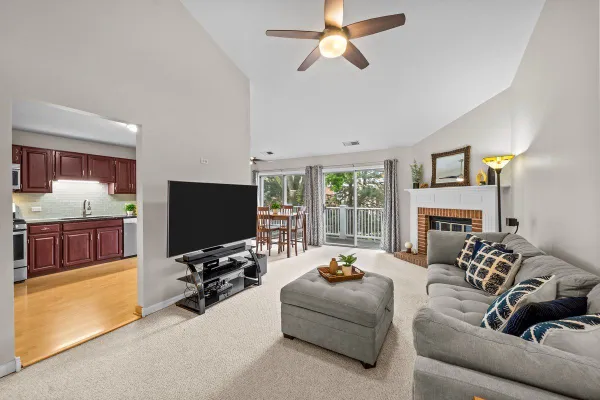 Property Slideshow image 2 of 16 | 505 green bridge ln b, Prospect Heights, IL, 60070