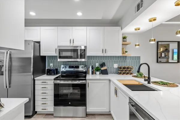 Property Slideshow image 3 of 96 | 437 cerromar ln 424, Venice, FL, 34293