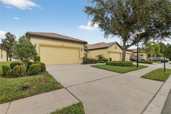 Property Slideshow image 2 of 58 | 307 bluewater falls ct, Apollo Beach, FL, 33572