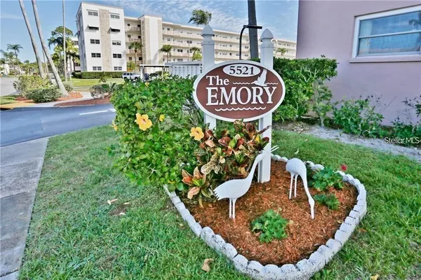 Property Slideshow image 2 of 39 | 5521 80th st 516, St Petersburg, FL, 33709