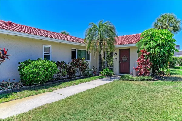 Property Slideshow image 3 of 34 | 2121 pueblo cir # v6, Sarasota, FL, 34231