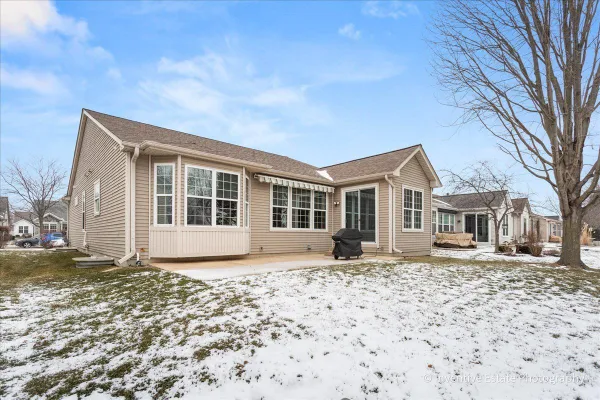Property Slideshow image 2 of 26 | 2595 venetian ln, Elgin, IL, 60124