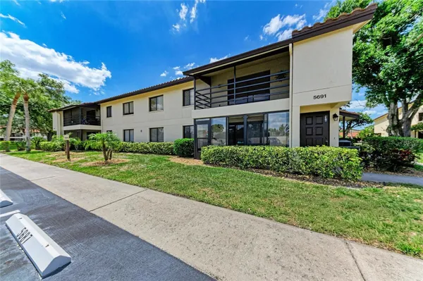 Property Slideshow image 2 of 32 | 5685 gardens dr 5685, Sarasota, FL, 34243