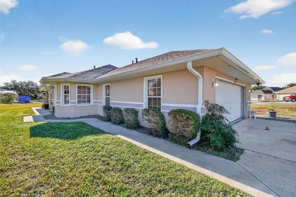 Property Slideshow image 3 of 68 | 21618 queen elizabeth ct, Leesburg, FL, 34748