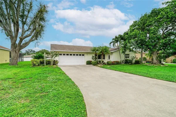 Property Slideshow image 2 of 65 | 4723 palm aire cir, Sarasota, FL, 34243