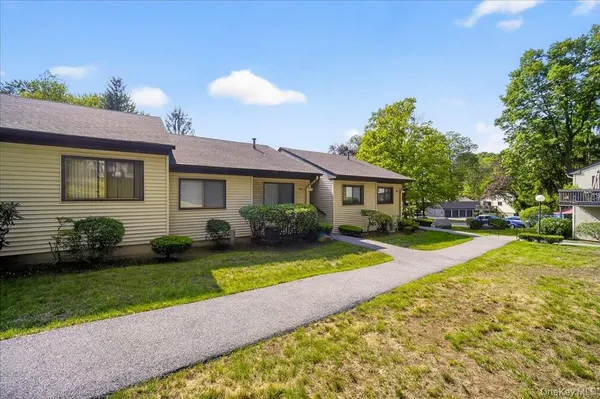 Property Slideshow image 2 of 44 | 129c columbia ct, Yorktown Heights, NY, 10598