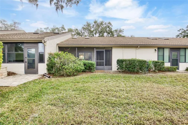 Property Slideshow image 3 of 44 | 2603 oak cir # 2603, Tarpon Springs, FL, 34689