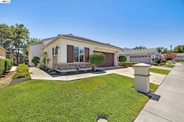 Property Slideshow image 2 of 32 | 1586 imperial way, Brentwood (Cc), CA, 94513