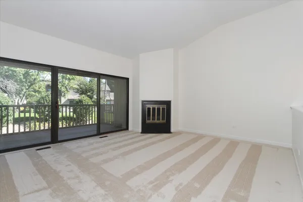 Property Slideshow image 3 of 32 | 78a foxwood ln # m169, Lake Barrington, IL, 60010
