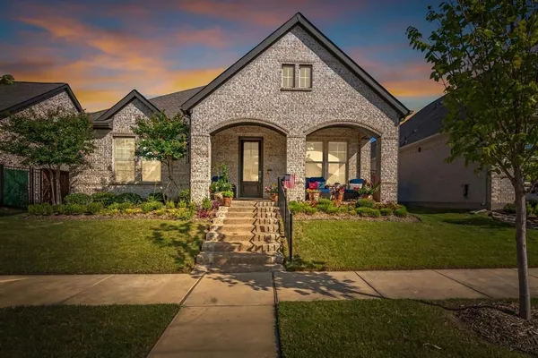 Property Slideshow image 3 of 39 | 4818 emerald grv, Arlington, TX, 76005