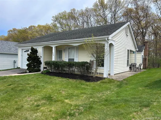 Property Slideshow image 2 of 18 | 520 cranston ln, Brookhaven, NY, 11961