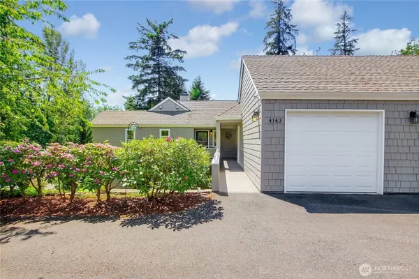 Property Slideshow image 3 of 35 | 4143 220th pl 2064, Issaquah, WA, 98029