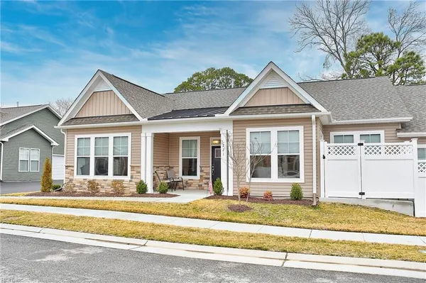 Property Slideshow image 2 of 37 | 221 richmond ave, Smithfield, VA, 23430