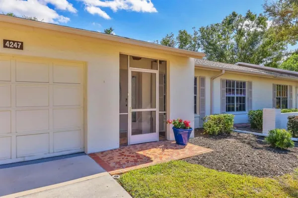 Property Slideshow image 3 of 44 | 4247 oakhurst cir 3033, Sarasota, FL, 34233