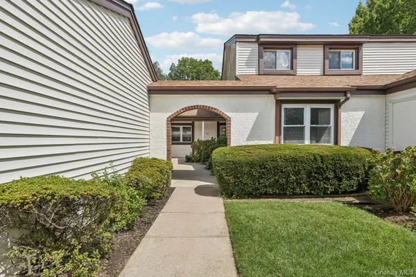 Property Slideshow image 2 of 48 | 102 gotham way, Saint James, NY, 11780