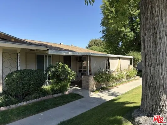 Property Slideshow image 2 of 14 | 26833 avenue of the oaks a, Newhall (Santa Clarita), CA, 91321