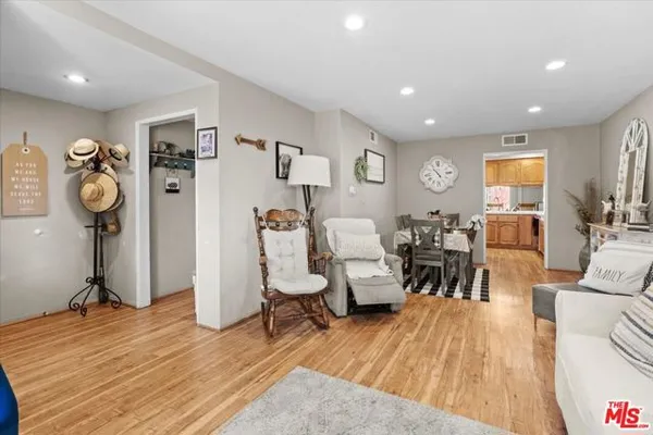 Property Slideshow image 3 of 19 | 26856 avenue of the oaks, Newhall (Santa Clarita), CA, 91321