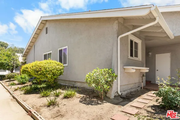 Property Slideshow image 3 of 39 | 26834 avenue of the oaks d, Newhall (Santa Clarita), CA, 91321