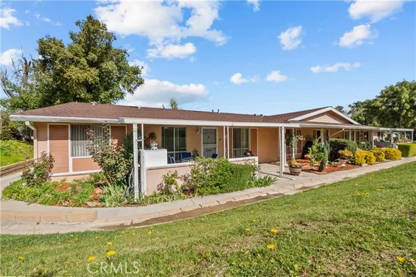 Property Slideshow image 2 of 36 | 19156 avenue of the oaks b, Newhall (Santa Clarita), CA, 91321