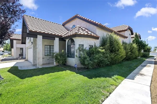 Property Slideshow image 2 of 24 | 19229 pine way, Apple Valley, CA, 92308