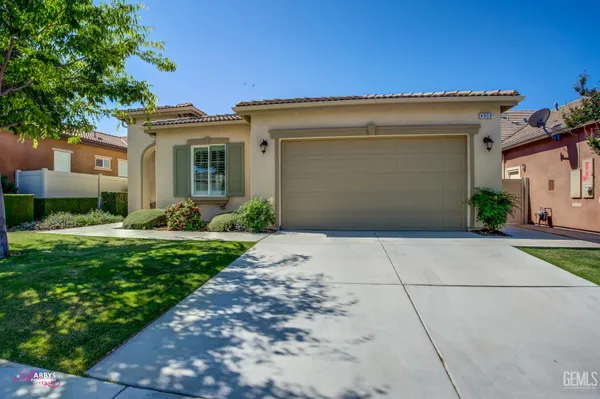 Property Slideshow image 3 of 50 | 9803 petersburg pl, Bakersfield, CA, 93306