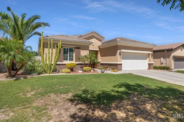 Property Slideshow image 2 of 42 | 5900 river birch dr, Bakersfield, CA, 93306